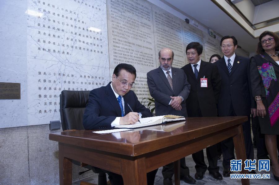 10月15日，中國國務院總理李克強在羅馬會見聯(lián)合國糧農(nóng)組織總干事格拉齊亞諾。這是李克強抵達后在貴賓簿上簽字。 新華社記者 王曄 攝