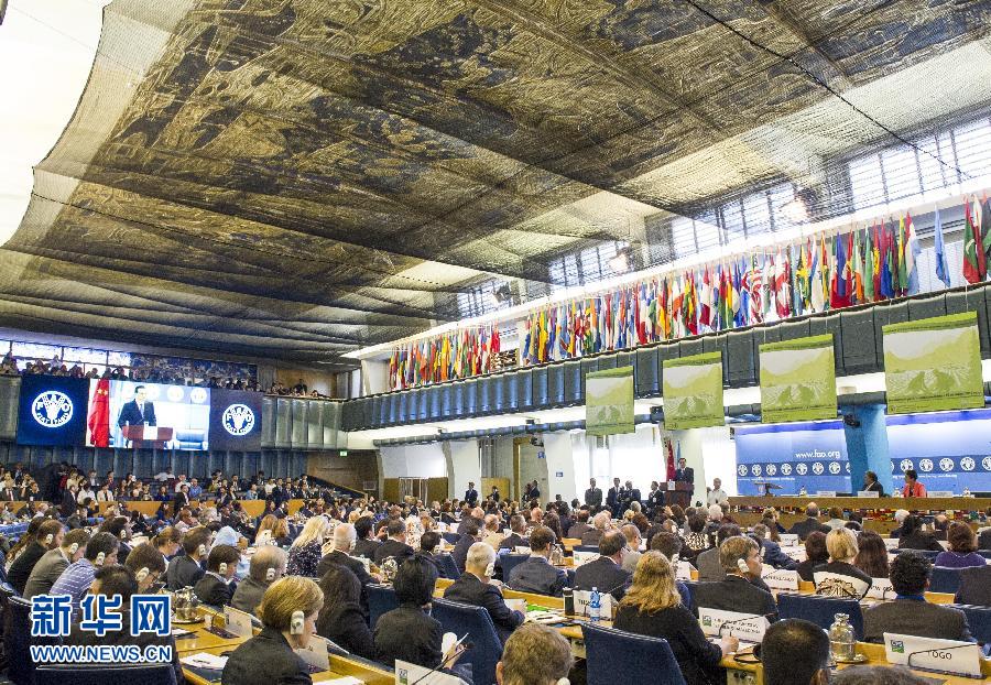 10月15日，中國國務(wù)院總理李克強(qiáng)在格拉齊亞諾總干事的陪同下在位于羅馬的聯(lián)合國糧農(nóng)組織總部發(fā)表演講。 新華社記者 王曄 攝 