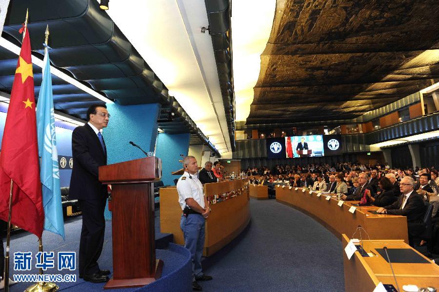 10月15日，中國國務(wù)院總理李克強(qiáng)在格拉齊亞諾總干事的陪同下在位于羅馬的聯(lián)合國糧農(nóng)組織總部發(fā)表演講。 新華社記者 饒愛民 攝 