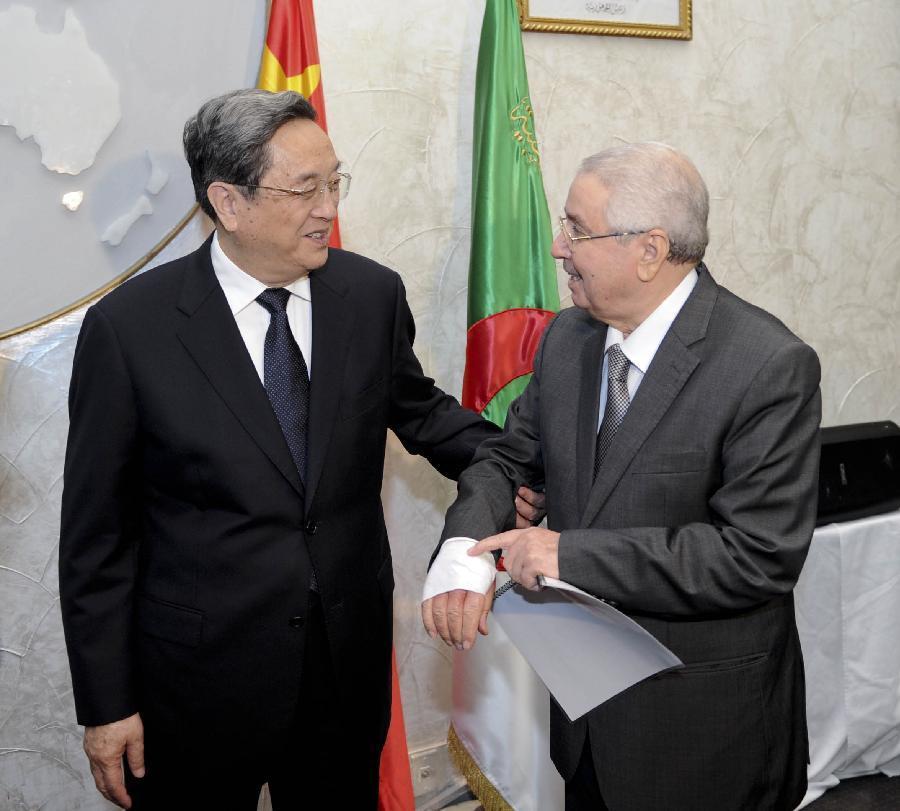 11月1日，正在阿爾及利亞進行正式友好訪問的全國政協主席俞正聲在阿爾及爾與阿民族院議長本·薩拉赫舉行會談。這是俞正聲親切詢問本·薩拉赫的手傷情況。新華社記者 張鐸 攝 