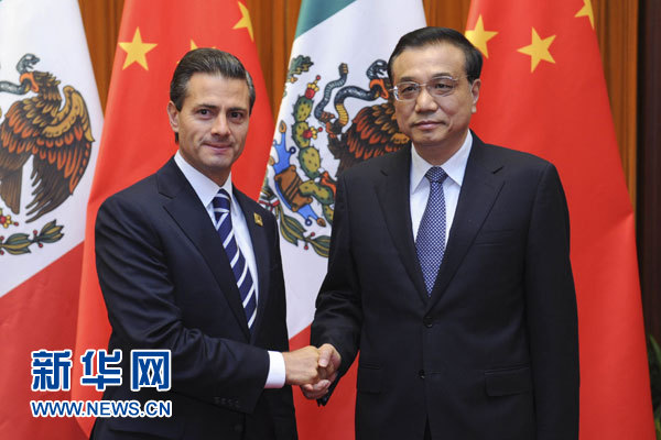 11月11日，國務(wù)院總理李克強(qiáng)在北京人民大會(huì)堂會(huì)見來華進(jìn)行國事訪問并出席亞太經(jīng)合組織第二十二次領(lǐng)導(dǎo)人非正式會(huì)議的墨西哥總統(tǒng)培尼亞。新華社記者張鐸攝