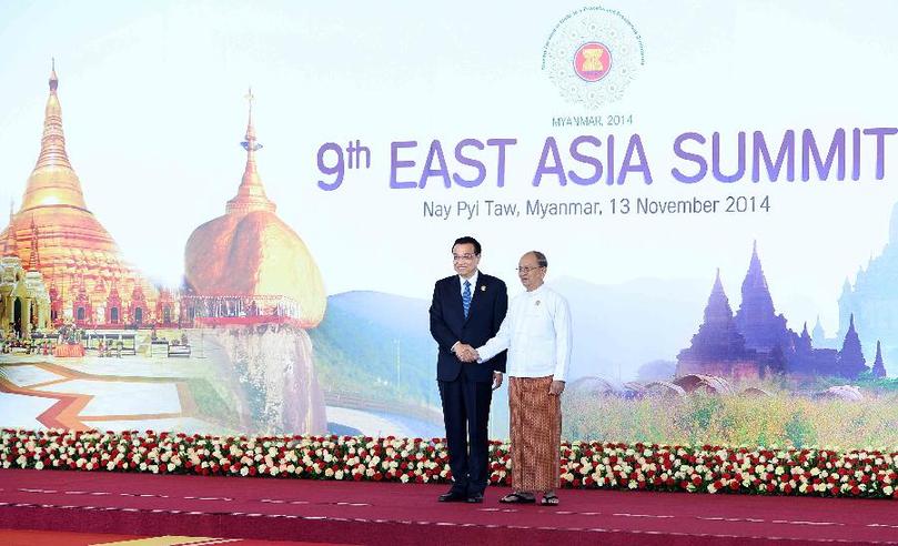 11月13日,中國國務(wù)院總理李克強在內(nèi)比都出席第九屆東亞峰會并發(fā)言。這是峰會開始前,東盟輪值主席國緬甸聯(lián)邦共和國總統(tǒng)吳登盛迎接李克強總理。新華社記者 李濤 攝 11月13日,中國國務(wù)院總理李克強在內(nèi)比都出席第九屆東亞峰會并發(fā)言。這是峰會開始前,東盟輪值主席國緬甸聯(lián)邦共和國總統(tǒng)吳登盛迎接李克強總理。新華社記者 李濤 攝