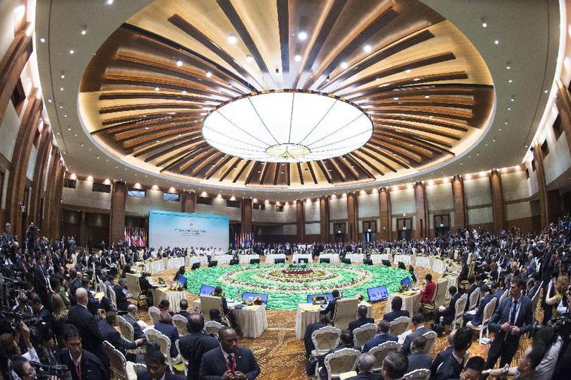 11月13日,中國國務(wù)院總理李克強在緬甸內(nèi)比都出席第九屆東亞峰會。 新華社記者 王曄 攝 11月13日,中國國務(wù)院總理李克強在緬甸內(nèi)比都出席第九屆東亞峰會。 新華社記者 王曄 攝