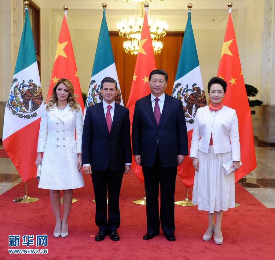 11月13日，國家主席習近平在北京人民大會堂北大廳舉行儀式，歡迎墨西哥總統培尼亞對中國進行國事訪問。這是習近平和夫人彭麗媛同培尼亞夫婦合影。 新華社記者 張鐸 攝