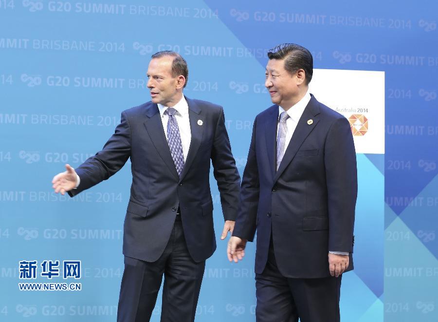 11月15日，二十國(guó)集團(tuán)領(lǐng)導(dǎo)人第九次峰會(huì)在澳大利亞布里斯班舉行。國(guó)家主席習(xí)近平出席會(huì)議并發(fā)表題為《推動(dòng)創(chuàng)新發(fā)展實(shí)現(xiàn)聯(lián)動(dòng)增長(zhǎng)》的重要講話。這是澳大利亞總理阿博特迎接習(xí)近平主席。 新華社記者 丁林 攝