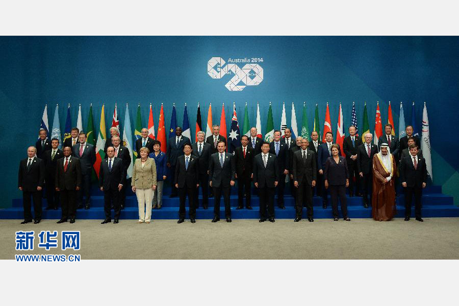 11月15日，二十國(guó)集團(tuán)領(lǐng)導(dǎo)人第九次峰會(huì)在澳大利亞布里斯班舉行。國(guó)家主席習(xí)近平出席會(huì)議并發(fā)表題為《推動(dòng)創(chuàng)新發(fā)展實(shí)現(xiàn)聯(lián)動(dòng)增長(zhǎng)》的重要講話。這是習(xí)近平主席同與會(huì)領(lǐng)導(dǎo)人合影。 新華社記者 馬占成 攝