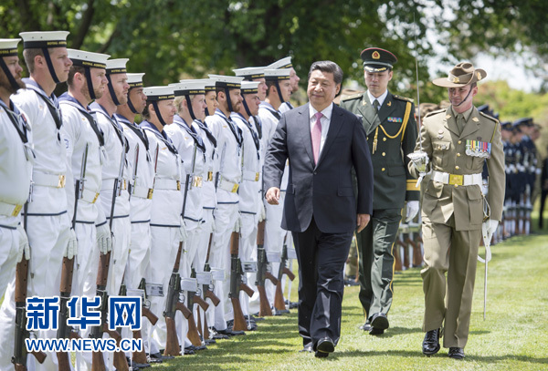 11月17日,中國(guó)國(guó)家主席習(xí)近平在堪培拉會(huì)見(jiàn)澳大利亞總督科斯格羅夫。會(huì)見(jiàn)前,科斯格羅夫在總督府草坪為習(xí)近平舉行隆重歡迎儀式。新華社記者謝環(huán)馳 攝 11月17日,中國(guó)國(guó)家主席習(xí)近平在堪培拉會(huì)見(jiàn)澳大利亞總督科斯格羅夫。會(huì)見(jiàn)前,科斯格羅夫在總督府草坪為習(xí)近平舉行隆重歡迎儀式。新華社記者謝環(huán)馳 攝