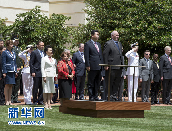 11月17日,中國(guó)國(guó)家主席習(xí)近平在堪培拉會(huì)見(jiàn)澳大利亞總督科斯格羅夫。會(huì)見(jiàn)前,科斯格羅夫在總督府草坪為習(xí)近平舉行隆重歡迎儀式。習(xí)近平和夫人彭麗媛抵達(dá)時(shí),受到科斯格羅夫總督夫婦熱情迎接。新華社記者李學(xué)仁 攝 11月17日,中國(guó)國(guó)家主席習(xí)近平在堪培拉會(huì)見(jiàn)澳大利亞總督科斯格羅夫。會(huì)見(jiàn)前,科斯格羅夫在總督府草坪為習(xí)近平舉行隆重歡迎儀式。習(xí)近平和夫人彭麗媛抵達(dá)時(shí),受到科斯格羅夫總督夫婦熱情迎接。新華社記者李學(xué)仁 攝
