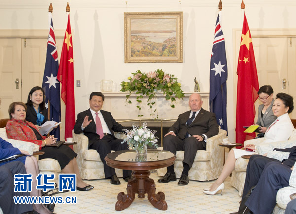 11月17日,中國(guó)國(guó)家主席習(xí)近平在堪培拉會(huì)見(jiàn)澳大利亞總督科斯格羅夫。會(huì)見(jiàn)前,科斯格羅夫在總督府草坪為習(xí)近平舉行隆重歡迎儀式。習(xí)近平和夫人彭麗媛抵達(dá)時(shí),受到科斯格羅夫總督夫婦熱情迎接。新華社記者黃敬文 攝 11月17日,中國(guó)國(guó)家主席習(xí)近平在堪培拉會(huì)見(jiàn)澳大利亞總督科斯格羅夫。會(huì)見(jiàn)前,科斯格羅夫在總督府草坪為習(xí)近平舉行隆重歡迎儀式。習(xí)近平和夫人彭麗媛抵達(dá)時(shí),受到科斯格羅夫總督夫婦熱情迎接。新華社記者黃敬文 攝