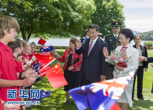 11月17日,中國(guó)國(guó)家主席習(xí)近平在堪培拉會(huì)見(jiàn)澳大利亞總督科斯格羅夫。會(huì)見(jiàn)前,科斯格羅夫在總督府草坪為習(xí)近平舉行隆重歡迎儀式。習(xí)近平和夫人彭麗媛抵達(dá)時(shí),受到科斯格羅夫總督夫婦熱情迎接。新華社記者謝環(huán)馳 攝 11月17日,中國(guó)國(guó)家主席習(xí)近平在堪培拉會(huì)見(jiàn)澳大利亞總督科斯格羅夫。會(huì)見(jiàn)前,科斯格羅夫在總督府草坪為習(xí)近平舉行隆重歡迎儀式。習(xí)近平和夫人彭麗媛抵達(dá)時(shí),受到科斯格羅夫總督夫婦熱情迎接。新華社記者謝環(huán)馳 攝