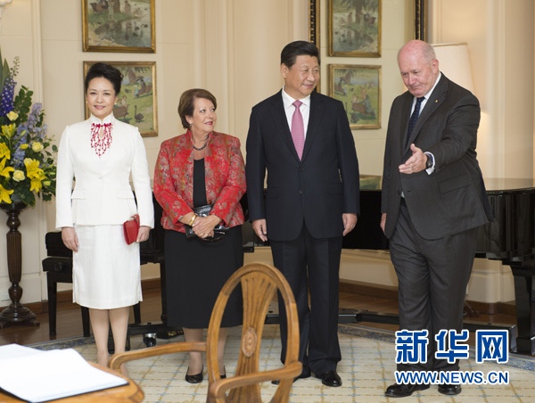 11月17日,中國(guó)國(guó)家主席習(xí)近平在堪培拉會(huì)見(jiàn)澳大利亞總督科斯格羅夫。會(huì)見(jiàn)前,科斯格羅夫在總督府草坪為習(xí)近平舉行隆重歡迎儀式。習(xí)近平和夫人彭麗媛抵達(dá)時(shí),受到科斯格羅夫總督夫婦熱情迎接。新華社記者黃敬文 攝 11月17日,中國(guó)國(guó)家主席習(xí)近平在堪培拉會(huì)見(jiàn)澳大利亞總督科斯格羅夫。會(huì)見(jiàn)前,科斯格羅夫在總督府草坪為習(xí)近平舉行隆重歡迎儀式。習(xí)近平和夫人彭麗媛抵達(dá)時(shí),受到科斯格羅夫總督夫婦熱情迎接。新華社記者黃敬文 攝