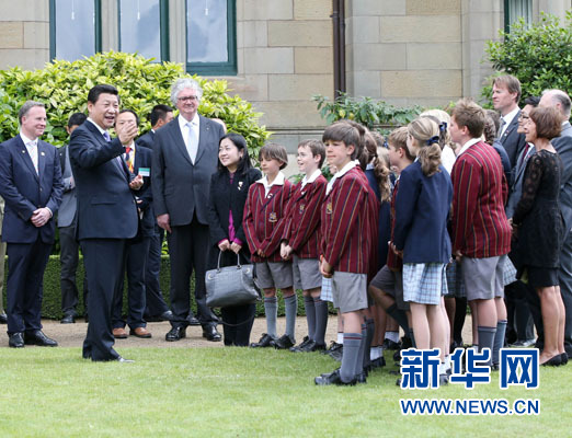 11月18日,國家主席習近平在澳大利亞塔斯馬尼亞州與朗塞斯頓市斯科奇-歐克伯恩小學的小學生共同植樹。新華社記者 姚大偉 攝 11月18日,國家主席習近平在澳大利亞塔斯馬尼亞州與朗塞斯頓市斯科奇-歐克伯恩小學的小學生共同植樹。新華社記者 姚大偉 攝