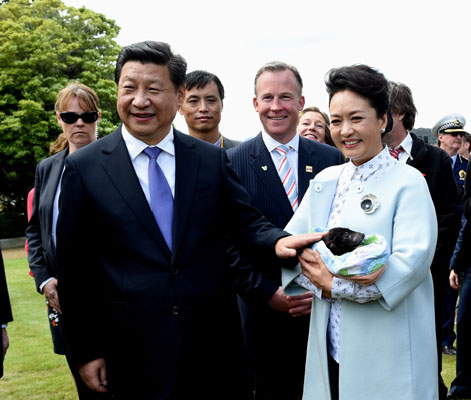 11月18日,國家主席習近平在澳大利亞塔斯馬尼亞州與朗塞斯頓市斯科奇-歐克伯恩小學的小學生共同植樹。這是習近平和夫人彭麗媛植樹后撫摸袋獾。新華社記者 饒愛民 攝 11月18日,國家主席習近平在澳大利亞塔斯馬尼亞州與朗塞斯頓市斯科奇-歐克伯恩小學的小學生共同植樹。這是習近平和夫人彭麗媛植樹后撫摸袋獾。新華社記者 饒愛民 攝