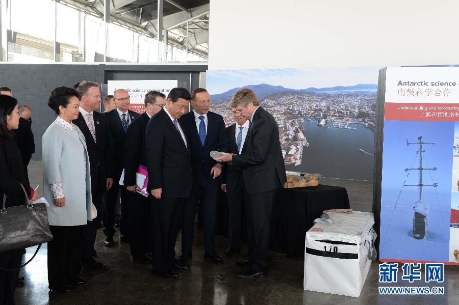 這是習近平和阿博特觀看采集的冰樣。新華社記者 馬占成 攝 這是習近平和阿博特觀看采集的冰樣。新華社記者 馬占成 攝