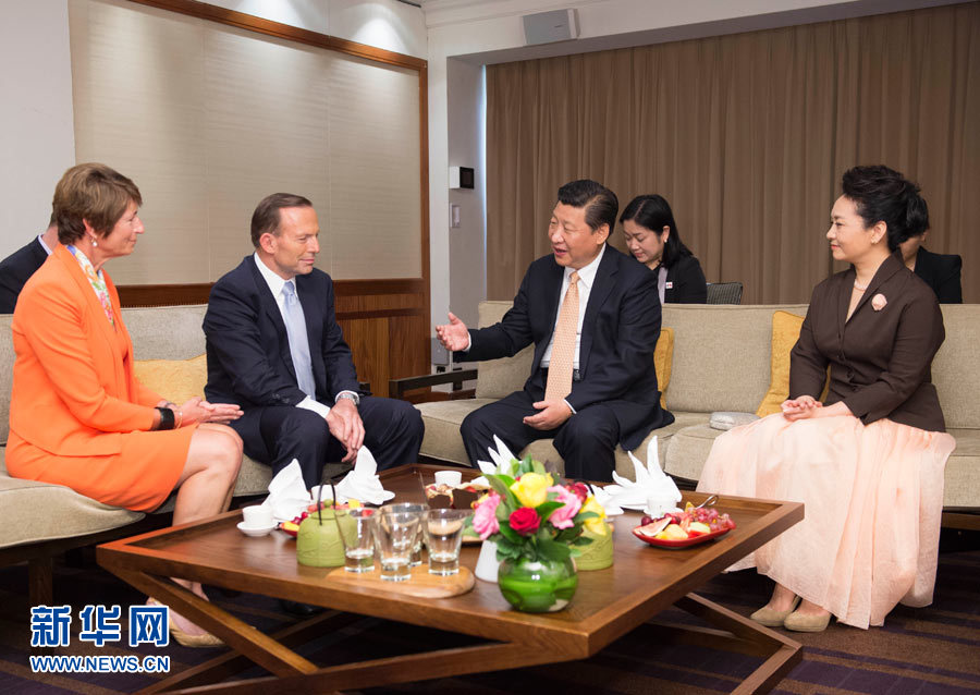 11月19日,國(guó)家主席習(xí)近平結(jié)束對(duì)澳大利亞的國(guó)事訪(fǎng)問(wèn)。離開(kāi)悉尼前,澳大利亞總理阿博特夫婦專(zhuān)門(mén)到習(xí)近平下榻飯店同習(xí)近平和夫人彭麗媛親切話(huà)別。新華社記者 黃敬文 攝 11月19日,國(guó)家主席習(xí)近平結(jié)束對(duì)澳大利亞的國(guó)事訪(fǎng)問(wèn)。離開(kāi)悉尼前,澳大利亞總理阿博特夫婦專(zhuān)門(mén)到習(xí)近平下榻飯店同習(xí)近平和夫人彭麗媛親切話(huà)別。新華社記者 黃敬文 攝