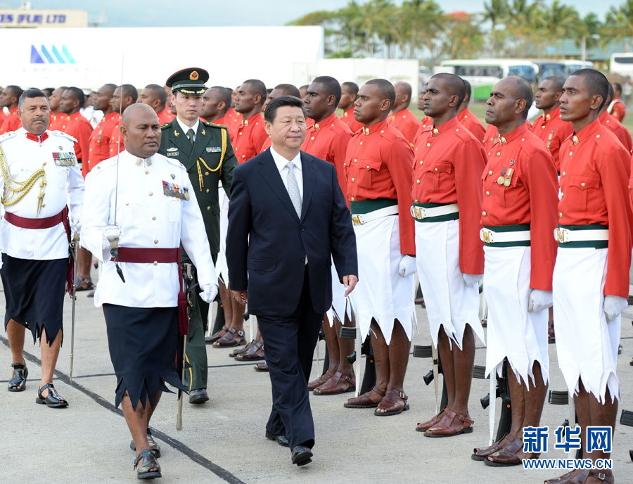 11月21日,國家主席習近平抵達楠迪,開始對斐濟進行國事訪問并將同太平洋建交島國領導人舉行會晤。這是習近平主席在機場出席斐濟總理姆拜尼馬拉馬舉行的隆重歡迎儀式。 新華社記者馬占成攝 11月21日,國家主席習近平抵達楠迪,開始對斐濟進行國事訪問并將同太平洋建交島國領導人舉行會晤。這是習近平主席在機場出席斐濟總理姆拜尼馬拉馬舉行的隆重歡迎儀式。 新華社記者馬占成攝