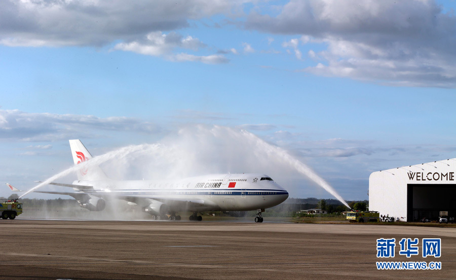 11月21日,國家主席習近平抵達楠迪,開始對斐濟進行國事訪問并將同太平洋建交島國領導人舉行會晤。圖為習近平乘坐的專機在楠迪國際機場跑道上滑行穿過“水門”,這是當地給予最尊貴客人的禮遇,表達為客人“洗塵”。 新華社記者丁林攝 11月21日,國家主席習近平抵達楠迪,開始對斐濟進行國事訪問并將同太平洋建交島國領導人舉行會晤。圖為習近平乘坐的專機在楠迪國際機場跑道上滑行穿過“水門”,這是當地給予最尊貴客人的禮遇,表達為客人“洗塵”。 新華社記者丁林攝