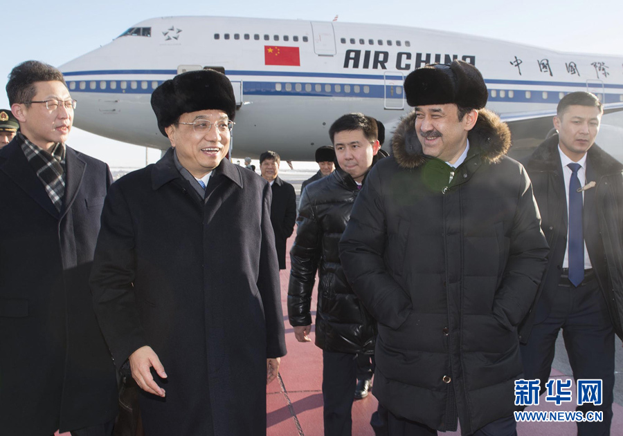 12月14日,應(yīng)哈薩克斯坦共和國總理馬西莫夫邀請,國務(wù)院總理李克強(qiáng)乘專機(jī)抵達(dá)阿斯塔納國際機(jī)場,開始對哈薩克斯坦進(jìn)行正式訪問,舉行中哈總理第二次定期會晤,并出席上海合作組織成員國政府首腦理事會第十三次會議。這是馬西莫夫到機(jī)場迎接李克強(qiáng)。新華社記者 黃敬文 攝 12月14日,應(yīng)哈薩克斯坦共和國總理馬西莫夫邀請,國務(wù)院總理李克強(qiáng)乘專機(jī)抵達(dá)阿斯塔納國際機(jī)場,開始對哈薩克斯坦進(jìn)行正式訪問,舉行中哈總理第二次定期會晤,并出席上海合作組織成員國政府首腦理事會第十三次會議。這是馬西莫夫到機(jī)場迎接李克強(qiáng)。新華社記者 黃敬文 攝