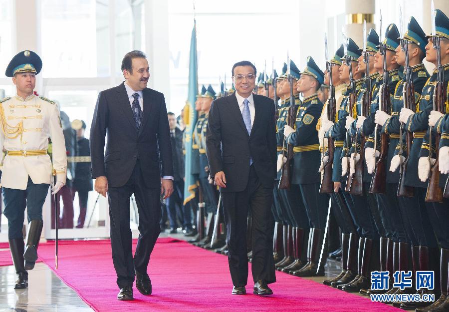 12月14日,應(yīng)哈薩克斯坦共和國總理馬西莫夫邀請,國務(wù)院總理李克強(qiáng)乘專機(jī)抵達(dá)阿斯塔納國際機(jī)場,開始對哈薩克斯坦進(jìn)行正式訪問,舉行中哈總理第二次定期會晤,并出席上海合作組織成員國政府首腦理事會第十三次會議。馬西莫夫到機(jī)場迎接李克強(qiáng),并舉行隆重的歡迎儀式。新華社記者 黃敬文 攝 12月14日,應(yīng)哈薩克斯坦共和國總理馬西莫夫邀請,國務(wù)院總理李克強(qiáng)乘專機(jī)抵達(dá)阿斯塔納國際機(jī)場,開始對哈薩克斯坦進(jìn)行正式訪問,舉行中哈總理第二次定期會晤,并出席上海合作組織成員國政府首腦理事會第十三次會議。馬西莫夫到機(jī)場迎接李克強(qiáng),并舉行隆重的歡迎儀式。新華社記者 黃敬文 攝