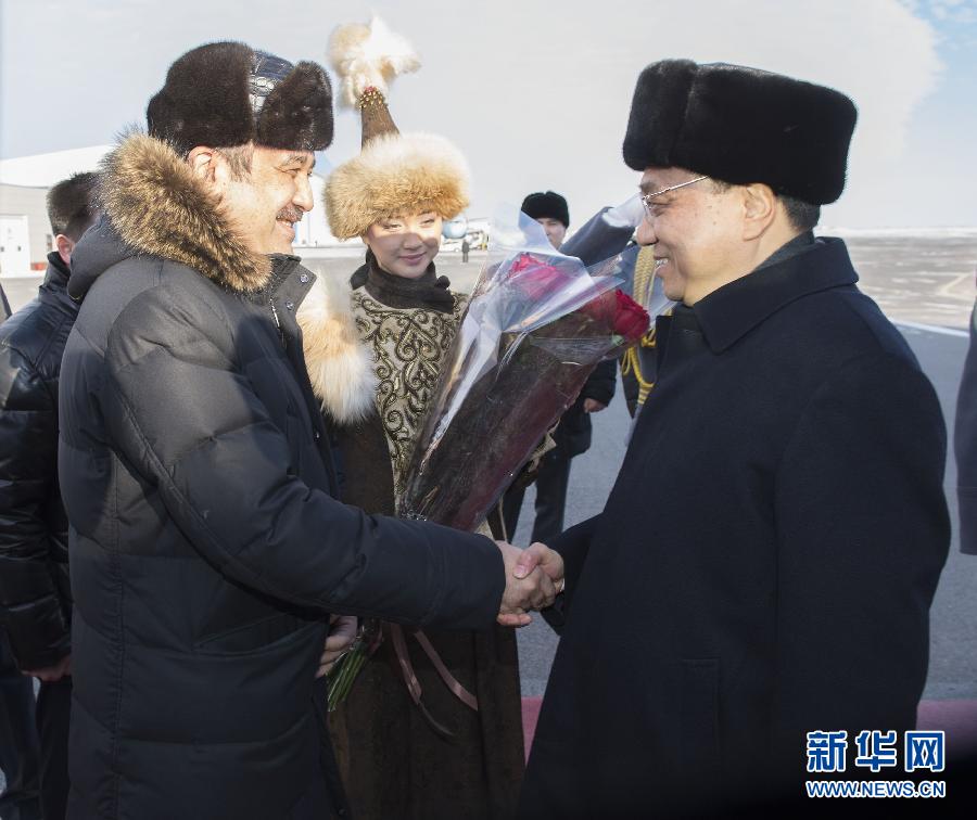 12月14日,應(yīng)哈薩克斯坦共和國總理馬西莫夫邀請,國務(wù)院總理李克強(qiáng)乘專機(jī)抵達(dá)阿斯塔納國際機(jī)場,開始對哈薩克斯坦進(jìn)行正式訪問,舉行中哈總理第二次定期會晤,并出席上海合作組織成員國政府首腦理事會第十三次會議。這是馬西莫夫到機(jī)場迎接李克強(qiáng)。新華社記者 黃敬文 攝 12月14日,應(yīng)哈薩克斯坦共和國總理馬西莫夫邀請,國務(wù)院總理李克強(qiáng)乘專機(jī)抵達(dá)阿斯塔納國際機(jī)場,開始對哈薩克斯坦進(jìn)行正式訪問,舉行中哈總理第二次定期會晤,并出席上海合作組織成員國政府首腦理事會第十三次會議。這是馬西莫夫到機(jī)場迎接李克強(qiáng)。新華社記者 黃敬文 攝