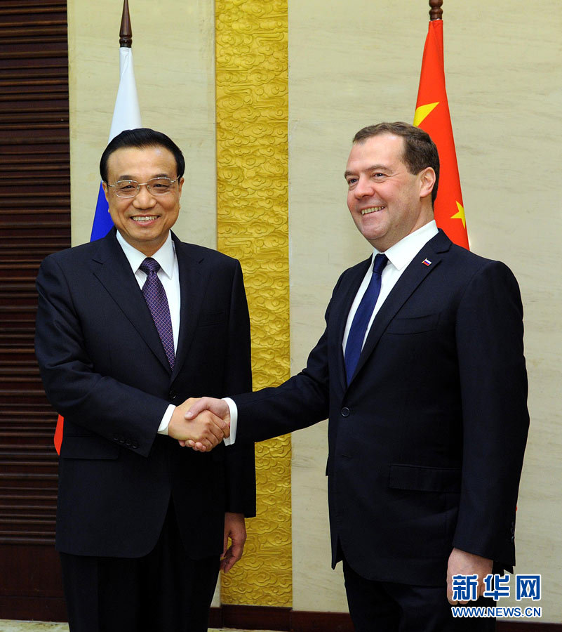 12月15日,中國國務(wù)院總理李克強在阿斯塔納會見俄羅斯總理梅德韋杰夫。 新華社記者 饒愛民 攝 12月15日,中國國務(wù)院總理李克強在阿斯塔納會見俄羅斯總理梅德韋杰夫。 新華社記者 饒愛民 攝