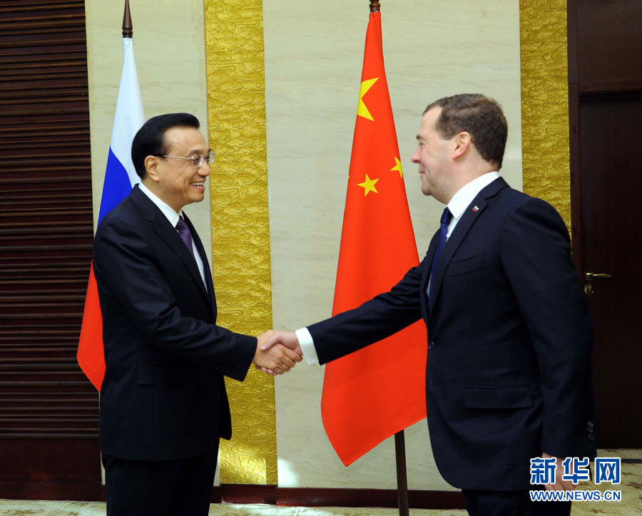 12月15日,中國國務(wù)院總理李克強在阿斯塔納會見俄羅斯總理梅德韋杰夫。 新華社記者 饒愛民 攝 12月15日,中國國務(wù)院總理李克強在阿斯塔納會見俄羅斯總理梅德韋杰夫。 新華社記者 饒愛民 攝