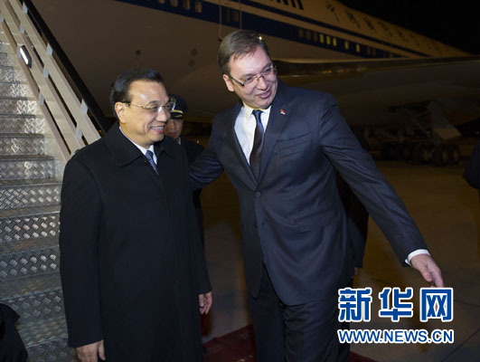 12月15日,國務(wù)院總理李克強(qiáng)抵達(dá)貝爾格萊德,出席中國-中東歐國家領(lǐng)導(dǎo)人會(huì)晤并正式訪問塞爾維亞,塞爾維亞總理武契奇到機(jī)場(chǎng)迎接。新華社記者 黃敬文 攝 12月15日,國務(wù)院總理李克強(qiáng)抵達(dá)貝爾格萊德,出席中國-中東歐國家領(lǐng)導(dǎo)人會(huì)晤并正式訪問塞爾維亞,塞爾維亞總理武契奇到機(jī)場(chǎng)迎接。新華社記者 黃敬文 攝