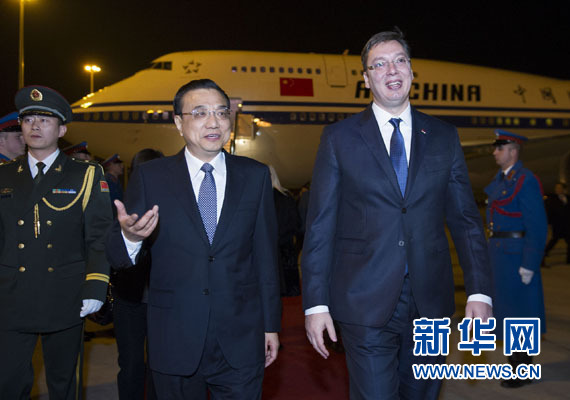 12月15日,國務(wù)院總理李克強(qiáng)抵達(dá)貝爾格萊德,出席中國-中東歐國家領(lǐng)導(dǎo)人會(huì)晤并正式訪問塞爾維亞,塞爾維亞總理武契奇到機(jī)場(chǎng)迎接。新華社記者 黃敬文 攝 12月15日,國務(wù)院總理李克強(qiáng)抵達(dá)貝爾格萊德,出席中國-中東歐國家領(lǐng)導(dǎo)人會(huì)晤并正式訪問塞爾維亞,塞爾維亞總理武契奇到機(jī)場(chǎng)迎接。新華社記者 黃敬文 攝