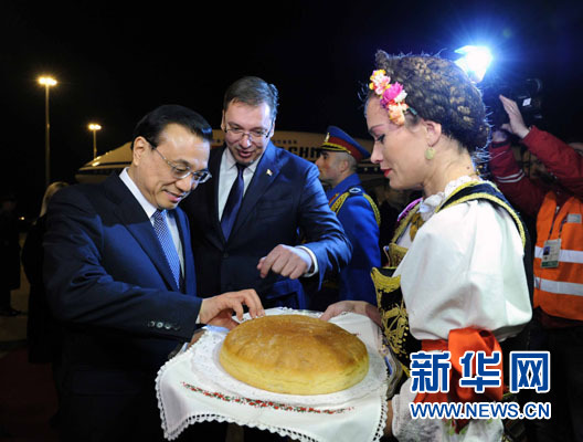 12月15日,國務(wù)院總理李克強(qiáng)抵達(dá)貝爾格萊德,出席中國-中東歐國家領(lǐng)導(dǎo)人會(huì)晤并正式訪問塞爾維亞,塞爾維亞總理武契奇到機(jī)場(chǎng)迎接。新華社記者 饒愛民 攝 12月15日,國務(wù)院總理李克強(qiáng)抵達(dá)貝爾格萊德,出席中國-中東歐國家領(lǐng)導(dǎo)人會(huì)晤并正式訪問塞爾維亞,塞爾維亞總理武契奇到機(jī)場(chǎng)迎接。新華社記者 饒愛民 攝