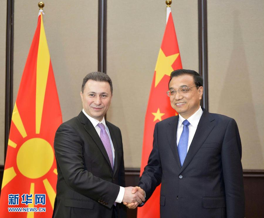12月17日,中國國務(wù)院總理李克強(qiáng)在貝爾格萊德會(huì)見馬其頓總理格魯埃夫斯基。 新華社記者劉力航攝 12月17日,中國國務(wù)院總理李克強(qiáng)在貝爾格萊德會(huì)見馬其頓總理格魯埃夫斯基。 新華社記者劉力航攝