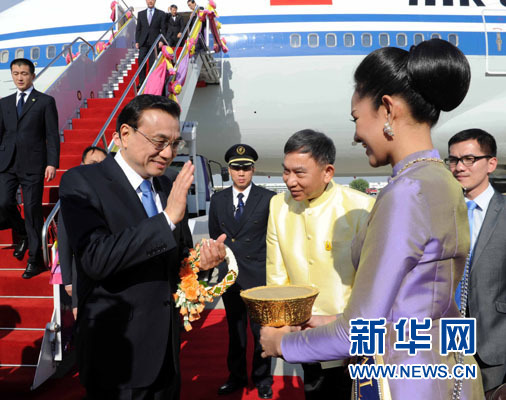 12月19日，中國(guó)國(guó)務(wù)院總理李克強(qiáng)抵達(dá)曼谷，出席大湄公河次區(qū)域經(jīng)濟(jì)合作領(lǐng)導(dǎo)人第五次會(huì)議。新華社記者饒愛(ài)民攝