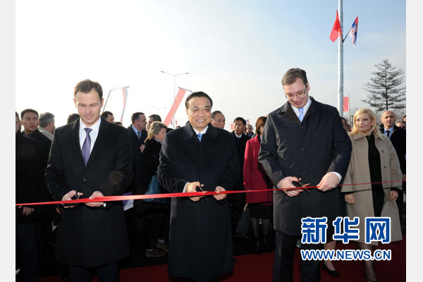 12月18日，中國國務(wù)院總理李克強在貝爾格萊德同塞爾維亞總理武契奇共同出席貝爾格萊德跨多瑙河大橋竣工儀式。這是李克強與武契奇為新建成的大橋剪彩。新華社記者 饒愛民 攝