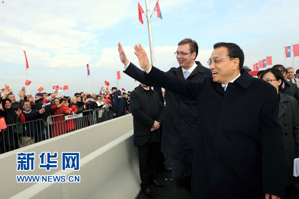 12月18日，中國國務(wù)院總理李克強在貝爾格萊德同塞爾維亞總理武契奇共同出席貝爾格萊德跨多瑙河大橋竣工儀式。這是李克強與武契奇在儀式現(xiàn)場向塞爾維亞群眾揮手致意。新華社記者 饒愛民 攝