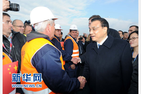 12月18日，中國國務(wù)院總理李克強在貝爾格萊德同塞爾維亞總理武契奇共同出席貝爾格萊德跨多瑙河大橋竣工儀式。這是李克強同大橋建設(shè)者親切交流。新華社記者 饒愛民 攝