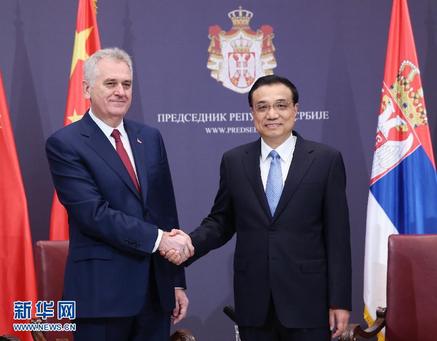 12月18日,中國國務(wù)院總理李克強在貝爾格萊德會見塞爾維亞總統(tǒng)尼科利奇。 新華社記者姚大偉攝 12月18日,中國國務(wù)院總理李克強在貝爾格萊德會見塞爾維亞總統(tǒng)尼科利奇。 新華社記者姚大偉攝
