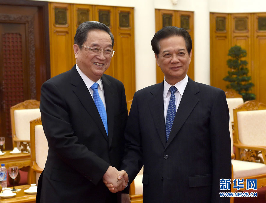 12月25日至27日,中共中央政治局常委、全國政協主席俞正聲對越南進行正式訪問。這是12月26日,俞正聲在河內會見越南政府總理阮晉勇。 新華社記者馬占成攝 12月25日至27日,中共中央政治局常委、全國政協主席俞正聲對越南進行正式訪問。這是12月26日,俞正聲在河內會見越南政府總理阮晉勇。 新華社記者馬占成攝