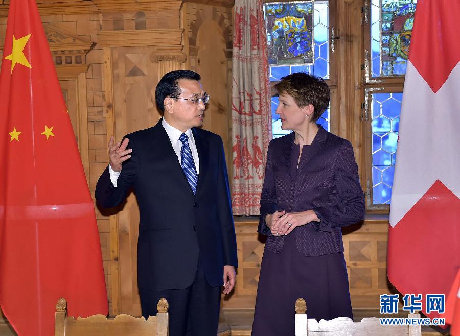 1月21日,國務院總理李克強在達沃斯同瑞士聯邦主席索馬魯加舉行會談。這是會談結束后,李克強與索馬魯加共同出席雙邊金融、食品、藥品、科研、人員往來等領域合作文件簽字儀式。新華社記者 李濤 攝 1月21日,國務院總理李克強在達沃斯同瑞士聯邦主席索馬魯加舉行會談。這是會談結束后,李克強與索馬魯加共同出席雙邊金融、食品、藥品、科研、人員往來等領域合作文件簽字儀式。新華社記者 李濤 攝