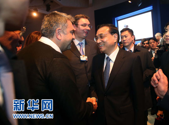 1月21日，中國國務院總理李克強在瑞士達沃斯舉行的世界經濟論壇全會發表特別致辭并回答提問。這是李克強在致辭后同與會嘉賓親切交談。新華社記者 劉衛兵 攝