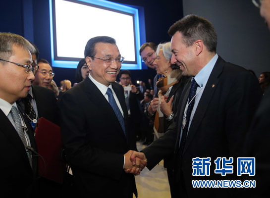 1月21日，中國國務院總理李克強在瑞士達沃斯舉行的世界經濟論壇全會發表特別致辭并回答提問。這是李克強在致辭前同與會嘉賓親切交談。新華社記者 劉衛兵 攝