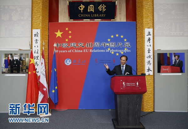 　　5月18日，正在比利時(shí)訪問(wèn)的新華社社長(zhǎng)蔡名照在比利時(shí)布魯日歐洲學(xué)院舉行的&ldquo;中歐建交40周年圖片展&rdquo;開幕式上致辭。在中歐建交40周年之際，由新華社、歐洲學(xué)院主辦的&ldquo;中歐建交40周年圖片展&rdquo;18日在位于比利時(shí)布魯日的歐洲學(xué)院開幕。 新華社記者葉平凡攝