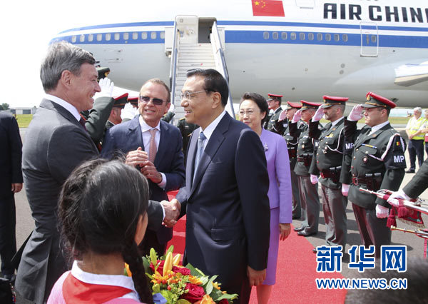 當(dāng)?shù)貢r(shí)間6月28日下午，經(jīng)中歐雙方商定，國(guó)務(wù)院總理李克強(qiáng)乘專機(jī)抵達(dá)比利時(shí)首都布魯塞爾，出席第十七次中國(guó)歐盟領(lǐng)導(dǎo)人會(huì)晤。李克強(qiáng)總理夫人程虹同機(jī)抵達(dá)。歐盟和比利時(shí)政府高級(jí)官員到阿貝拉格機(jī)場(chǎng)迎接。新華社記者 龐興雷 攝 