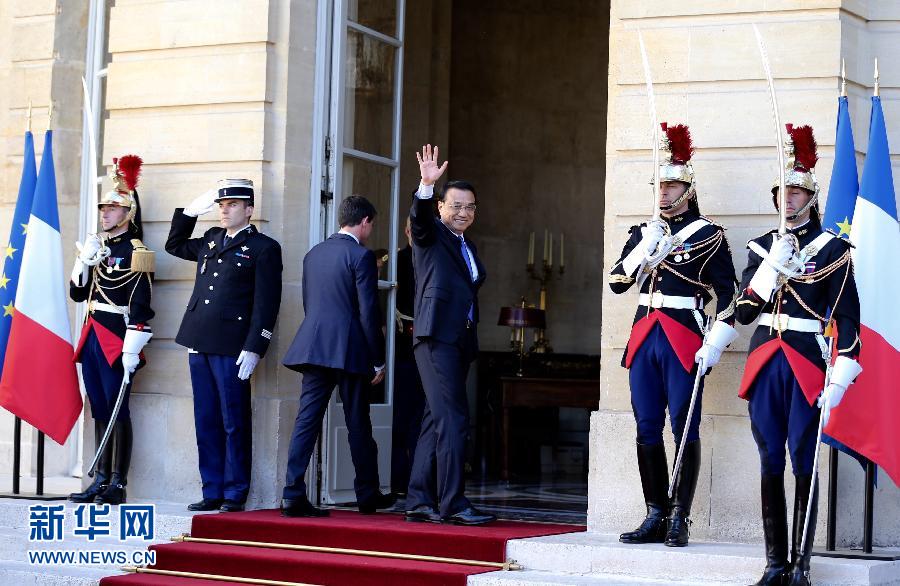 6月30日，中國國務(wù)院總理李克強(qiáng)在巴黎總理府同法國總理瓦爾斯舉行會(huì)談。 新華社記者 馬占成 攝