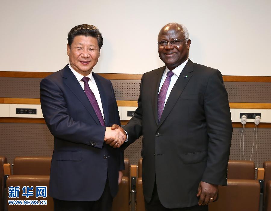 9月27日,國家主席習近平在紐約會見塞拉利昂總統科羅馬。新華社記者 龐興雷 攝 9月27日,國家主席習近平在紐約會見塞拉利昂總統科羅馬。新華社記者 龐興雷 攝