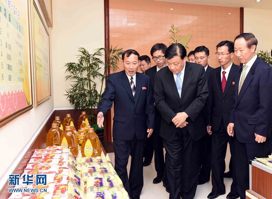 10月11日，中共中央政治局常委、中央書記處書記劉云山參觀考察平壤玉米加工廠。 新華社記者 饒愛民 攝