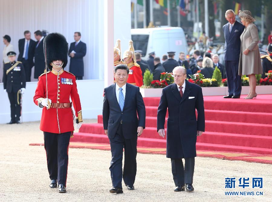 這是習近平在伊麗莎白二世女王的丈夫菲利普親王的陪同下檢閱儀仗隊。新華社記者 龐興雷 攝
