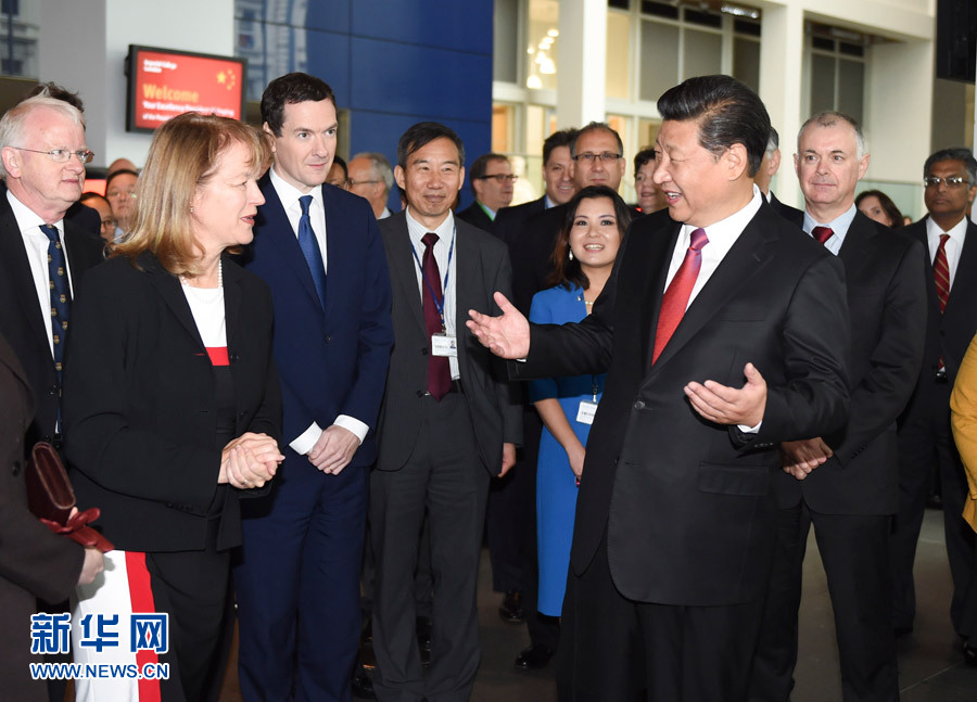 10月21日,國家主席習近平在倫敦參觀帝國理工學院。這是習近平同該校員工親切交談。 新華社記者 謝環馳 攝 10月21日,國家主席習近平在倫敦參觀帝國理工學院。這是習近平同該校員工親切交談。 新華社記者 謝環馳 攝