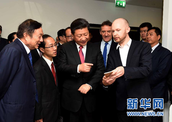 10月21日，國家主席習近平在倫敦參觀華為英國公司。 新華社記者 饒愛民 攝