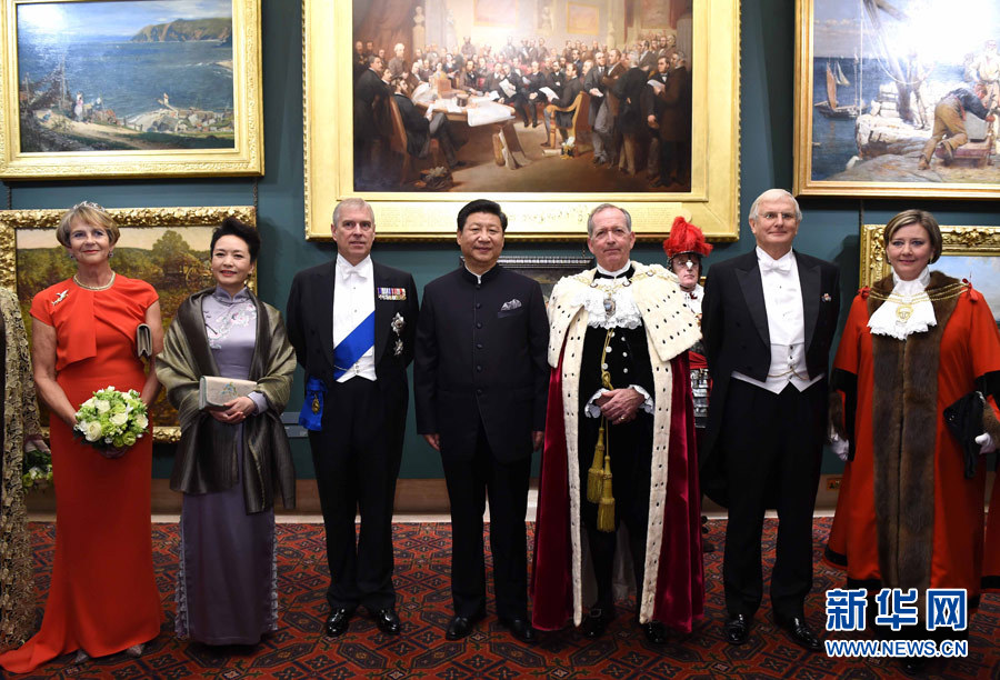 當(dāng)?shù)貢r(shí)間10月21日，國家主席習(xí)近平在倫敦金融城市政廳發(fā)表題為《共倡開放包容共促和平發(fā)展》的重要演講。這是習(xí)近平和夫人彭麗媛同嘉賓合影。 新華社記者 饒愛民 攝