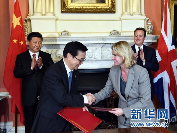 10月21日,國家主席習近平在倫敦唐寧街首相府同英國首相卡梅倫舉行會談。這是會談結束后,兩國領導人共同見證雙邊合作文件的簽署。新華社記者 饒愛民 攝 10月21日,國家主席習近平在倫敦唐寧街首相府同英國首相卡梅倫舉行會談。這是會談結束后,兩國領導人共同見證雙邊合作文件的簽署。新華社記者 饒愛民 攝
