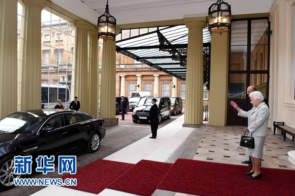 10月22日,國家主席習(xí)近平和夫人彭麗媛離開白金漢宮。離開前,英國女王伊麗莎白二世和丈夫菲利普親王專門前來同習(xí)近平夫婦親切話別。新華社記者 饒愛民 攝 10月22日,國家主席習(xí)近平和夫人彭麗媛離開白金漢宮。離開前,英國女王伊麗莎白二世和丈夫菲利普親王專門前來同習(xí)近平夫婦親切話別。新華社記者 饒愛民 攝
